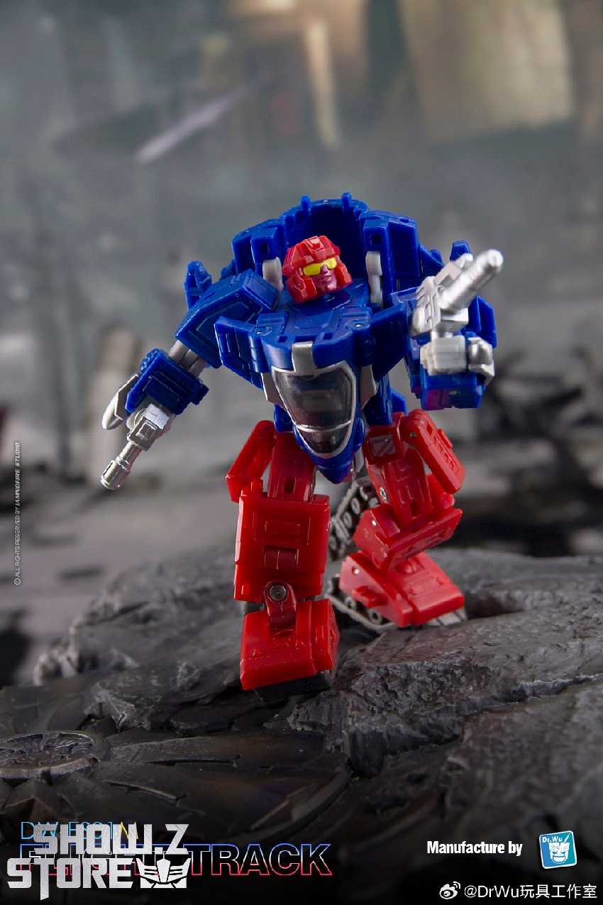 DW-ES01M Shattered Glass Flywheels robot form with red accents DW-ES01M Shattered Glass Flywheels robot form with red accents