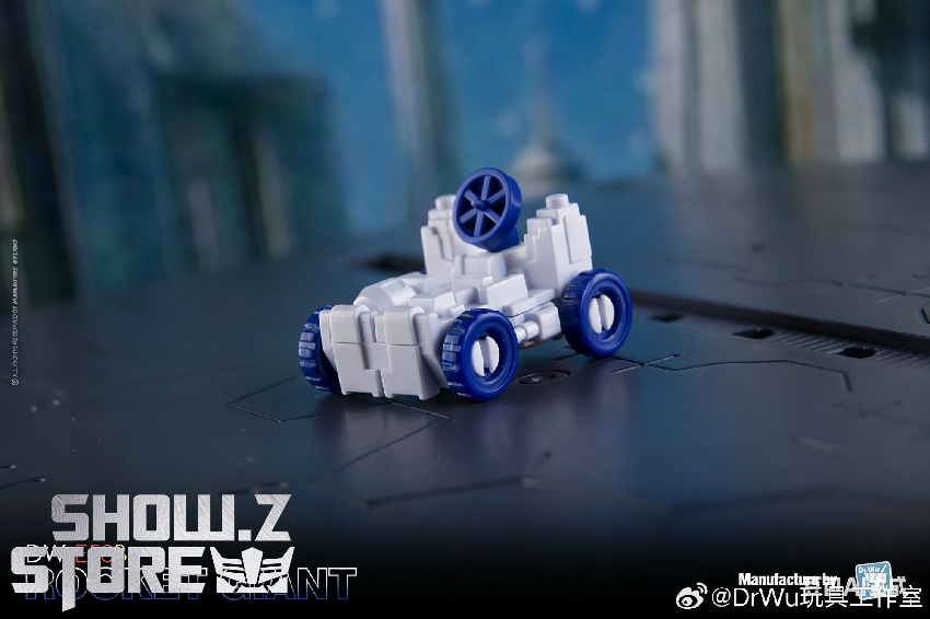 Blue Rocket Giant robot toy white accents weapon accessories Blue Rocket Giant robot toy white accents weapon accessories