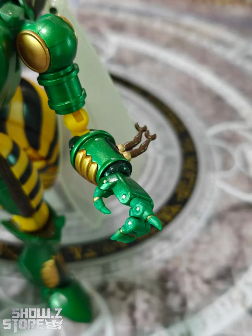 Robot Toys RT-D02 Transformers Beast Wars Beedrill Waspinator - View 1 Robot Toys RT-D02 Transformers Beast Wars Beedrill Waspinator - View 1