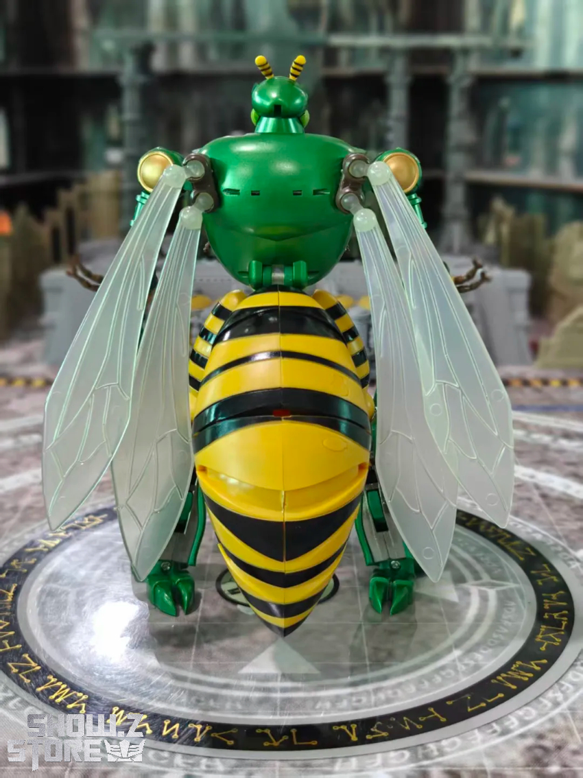Robot Toys RT-D02 Transformers Beast Wars Beedrill Waspinator - View 1 Robot Toys RT-D02 Transformers Beast Wars Beedrill Waspinator - View 1