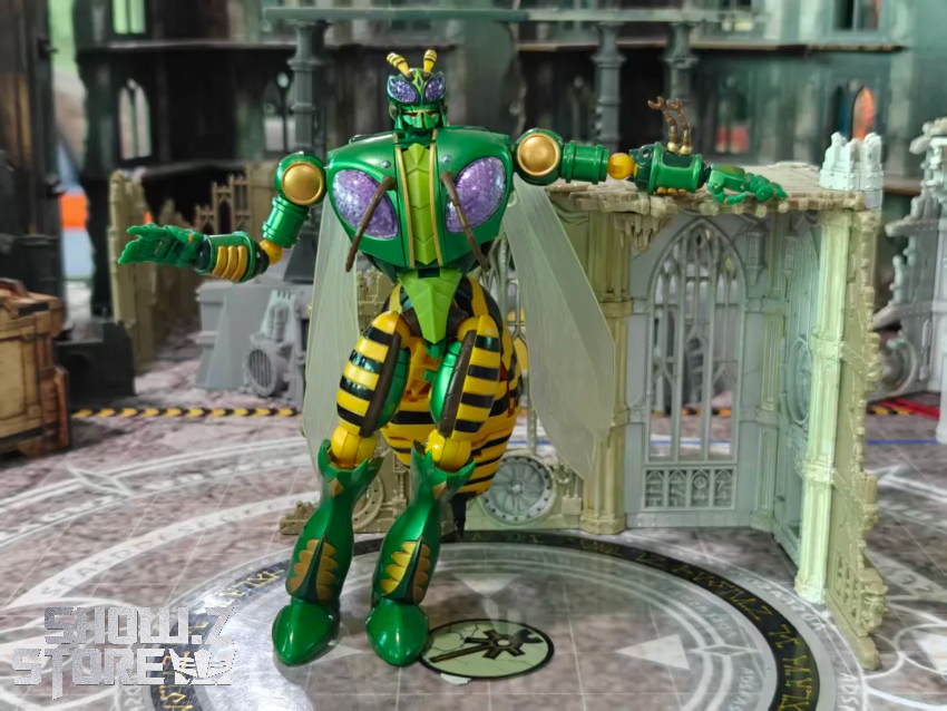 Robot Toys RT-D02 Transformers Beast Wars Beedrill Waspinator - View 1 Robot Toys RT-D02 Transformers Beast Wars Beedrill Waspinator - View 1