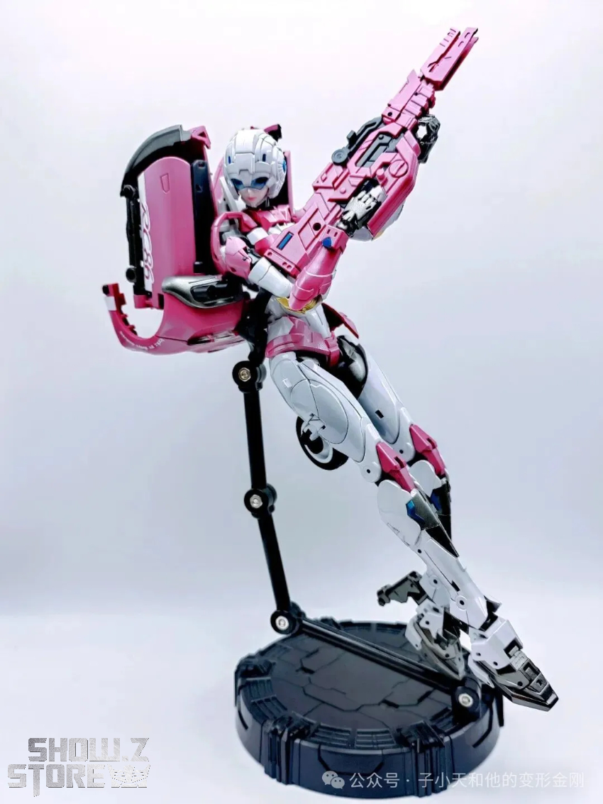 Lucky Cat CG01 Cyber Goddess Venus Arcee - View 1 Lucky Cat CG01 Cyber Goddess Venus Arcee - View 1