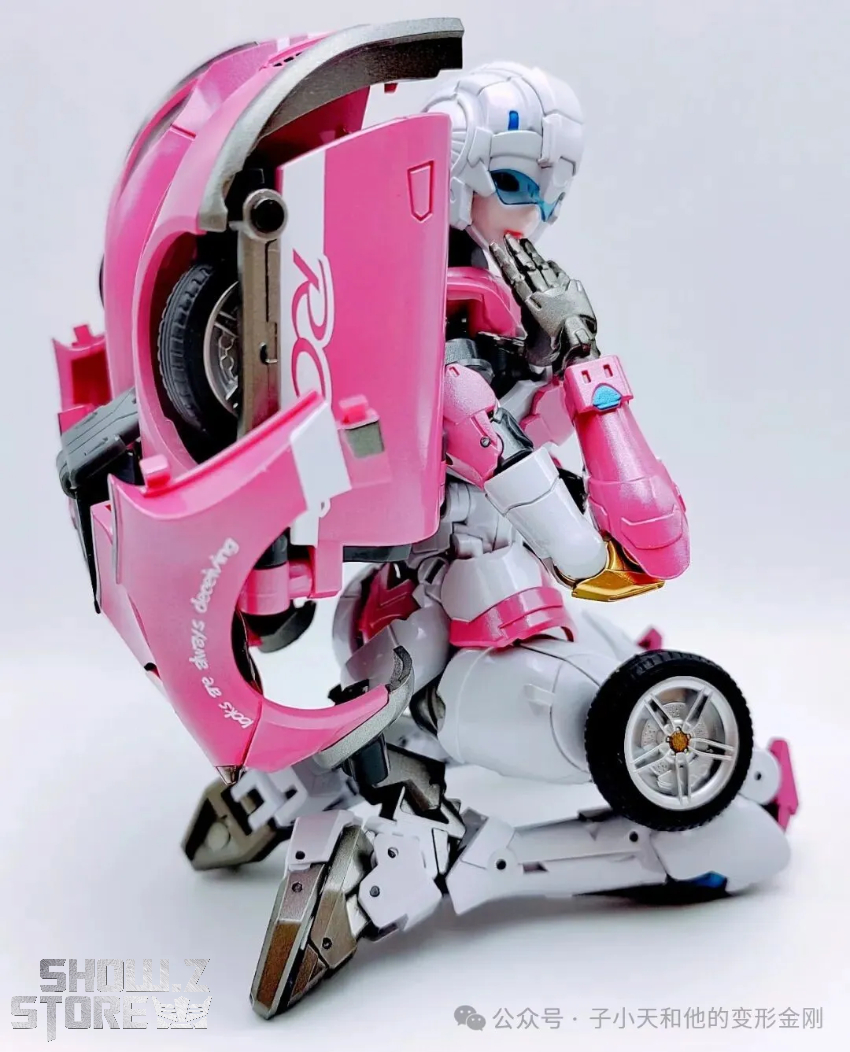 Lucky Cat CG01 Cyber Goddess Venus Arcee - View 1 Lucky Cat CG01 Cyber Goddess Venus Arcee - View 1