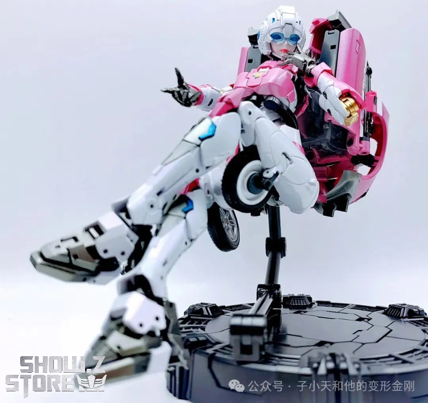 Lucky Cat CG01 Cyber Goddess Venus Arcee - View 1 Lucky Cat CG01 Cyber Goddess Venus Arcee - View 1