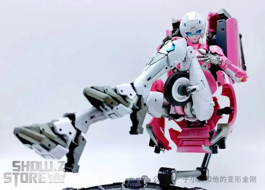 Lucky Cat CG01 Cyber Goddess Venus Arcee - View 1 Lucky Cat CG01 Cyber Goddess Venus Arcee - View 1