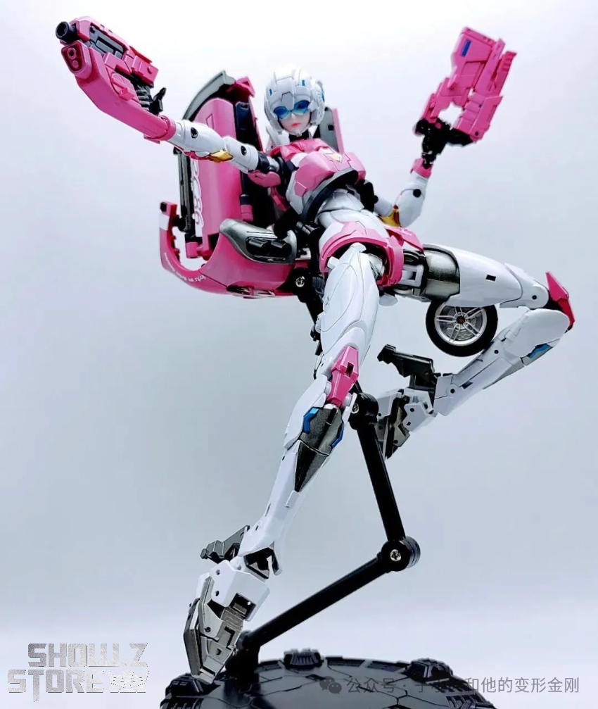 Lucky Cat CG01 Cyber Goddess Venus Arcee - View 1 Lucky Cat CG01 Cyber Goddess Venus Arcee - View 1