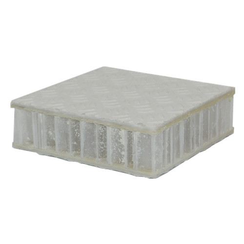 THERMOPLASTIC SANDWICH PANEL WITH ANTI-SLIP TREATMENT