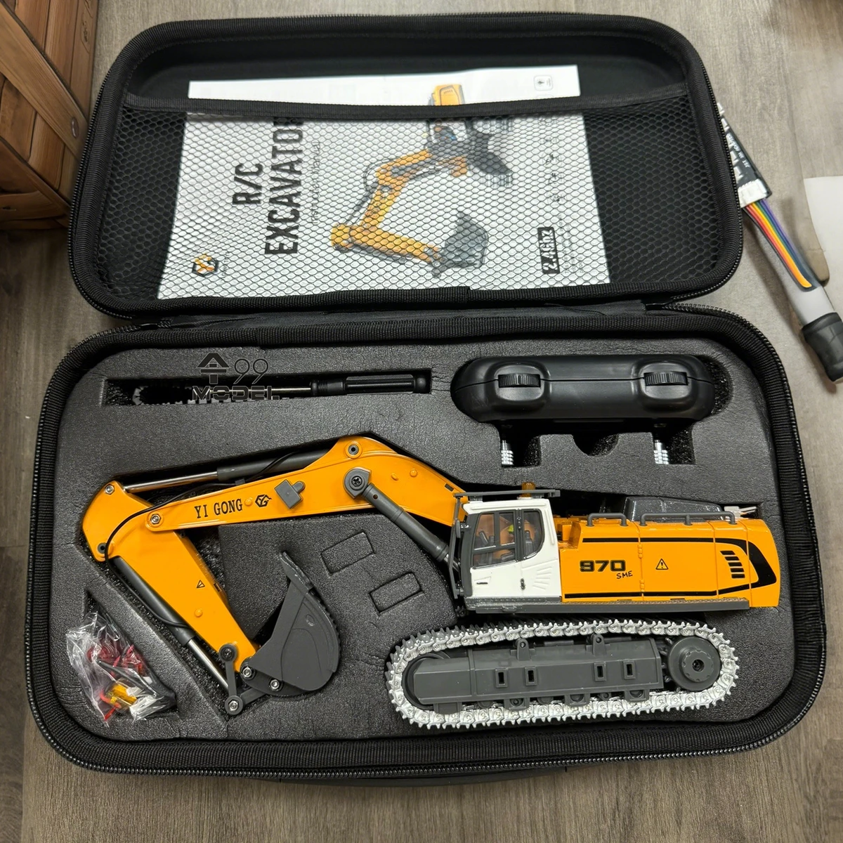 970 RC Minibagger im Maßstab 1:50 Elektrobagger Simulationsmodell Desktop RC Bagger mit Beleuchtungssystem