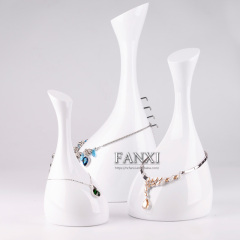 FANXI Custom Black And White Lacquer Jewelry Display Bust With Metal Hook To Fix Necklace Luxury Resin Necklace Organizer