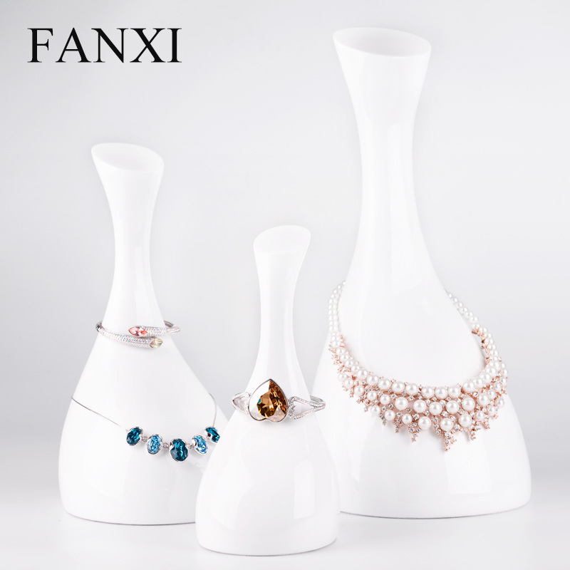 FANXI Custom Black And White Lacquer Jewelry Display Bust With Metal Hook To Fix Necklace Luxury Resin Necklace Organizer
