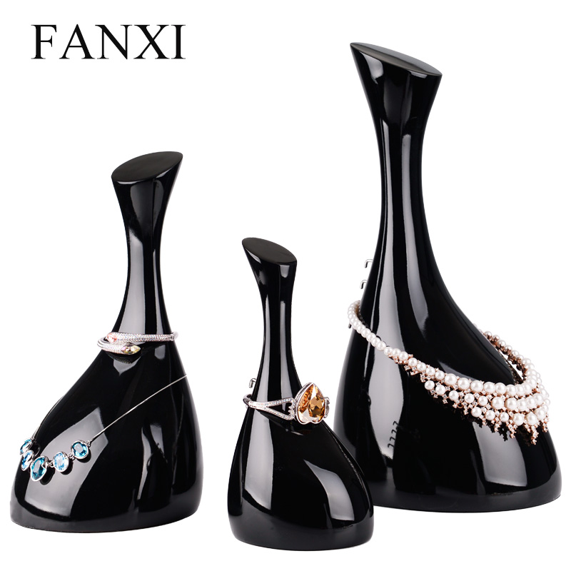 FANXI Custom Black And White Lacquer Jewelry Display Bust With Metal Hook To Fix Necklace Luxury Resin Necklace Organizer