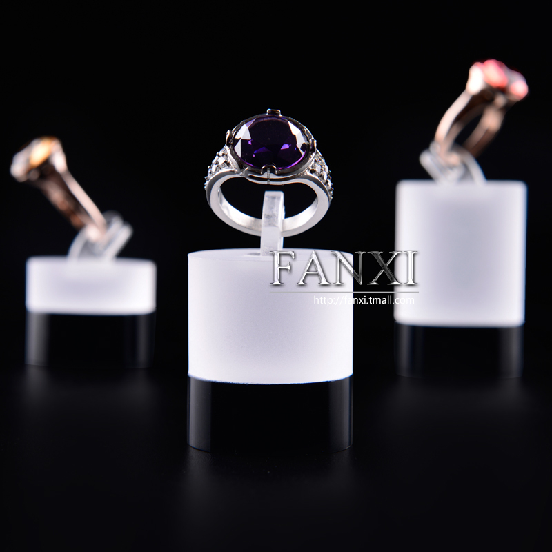 FANXI China Wholesale Factory Custom Transparent White Acrylic Jewellery Hand Ring Holder Black Finger Ring Stand