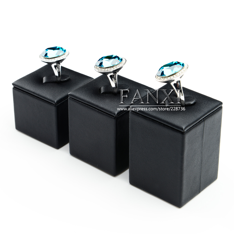 FANXI Wholesale Custom Exquisite Ring Holder Stand Set Black PU Leather Jewelry Display Prop Wedding Ring Holder