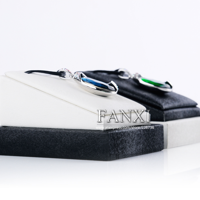 FANXI Factory Custom High Quality PU Leather Black And White Jewelry Display Pendant Necklace Display Stand