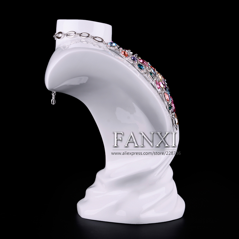 FANXI Custom Resin Jewelry Display Organizer For Pendant Shop Counter White Lacquer Necklace Mannequin