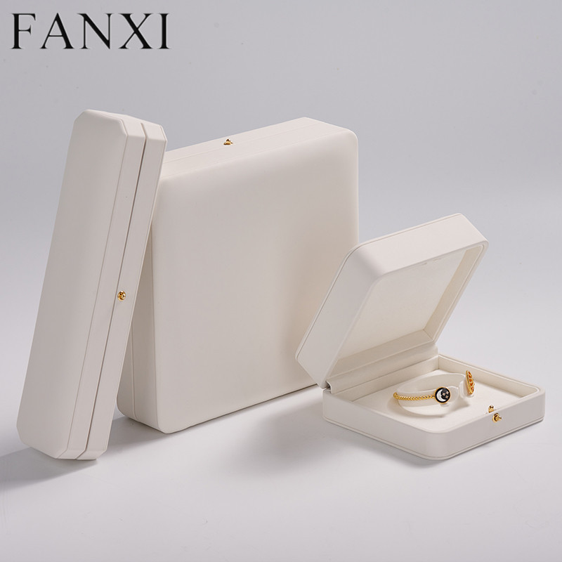 Custom logo/colour beige PU leather jewelry packing box