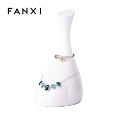 FANXI Custom Black And White Lacquer Jewelry Display Bust With Metal Hook To Fix Necklace Luxury Resin Necklace Organizer