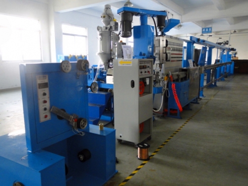 CH30+25 skin-foam chemical foam extrusion line