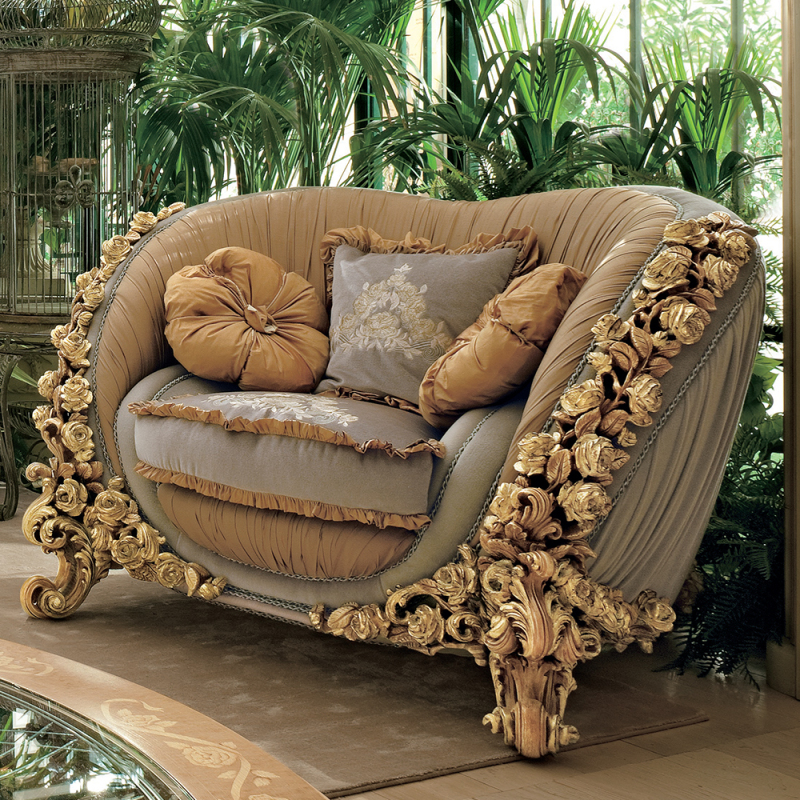 Exquisite Baroque-style carved sofa: adds gorgeous beauty to the living room