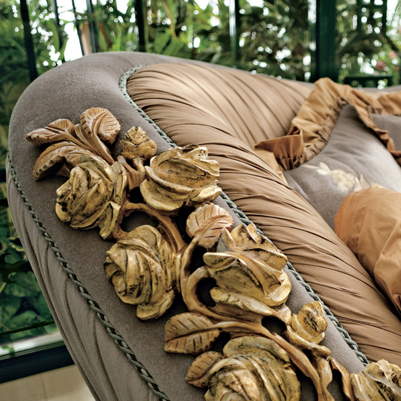 Exquisite Baroque-style carved sofa: adds gorgeous beauty to the living room