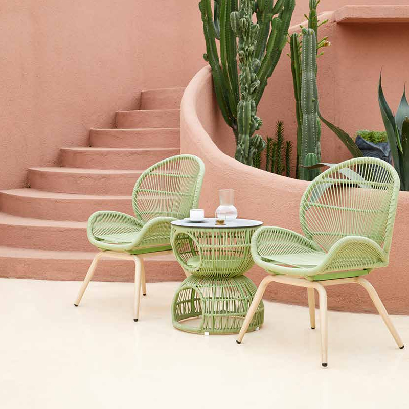 Outdoor leaf-shaped dining chairs embrace nature