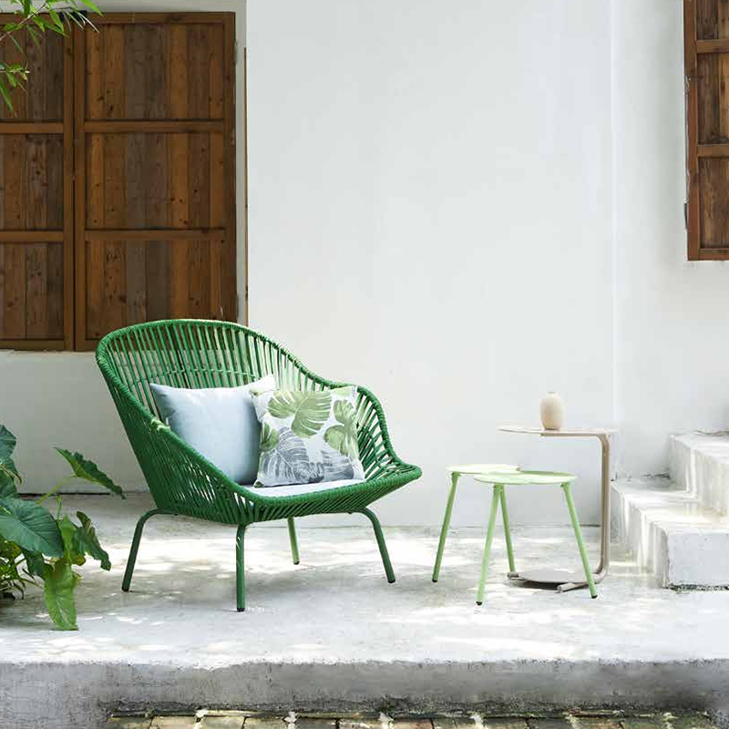 Outdoor Lounge Chairs: Enjoy peaceful leisure time on the patio