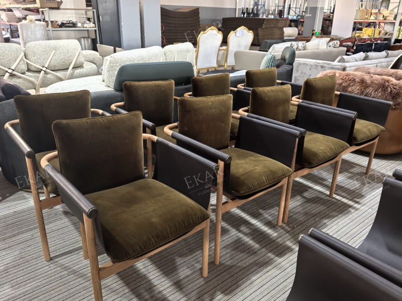 Modern Saddle Leather Dining Chair – Sleek Wooden Legs with Luxe Comfort