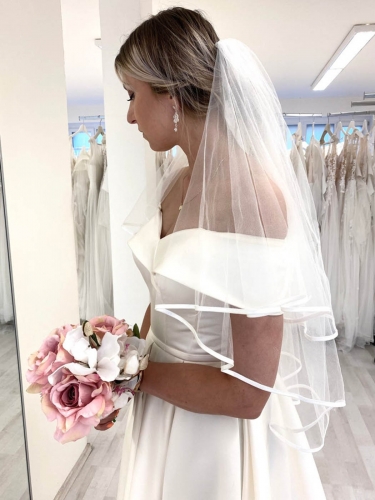 Unicra Wedding Veil Satin Trim 2 Tier Ivory Short Bridal Veil Fingertip Length Veil with Ribbon Edge for Brides