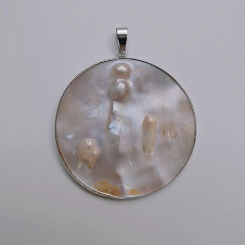 MOP186 Circle Pendant Natural Blister Pearl Shell Focal Pendant