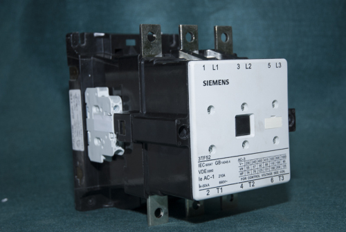 SIEMENS CONTACTOR 3TF5222-0XM0 AC-3 90KW 400V 50Hz  Us AC 220