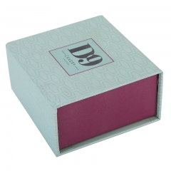 Magnetic closure jewelry box