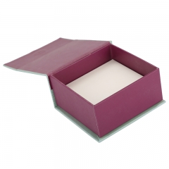 Magnetic closure jewelry box