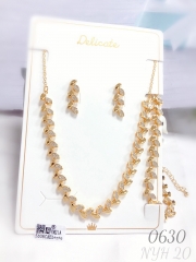 Leaf-shaped gold-plated zircon chain necklace earrings bracelet three-piece set Leaf-shaped gold-plated zircon chain necklace earrings bracelet three-piece set