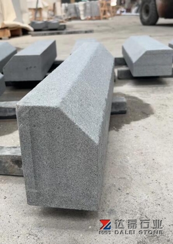 Dark Grey Granite Seasame Kerbstone Paving Flamed And Saw Cutting