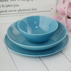 浅蓝色上釉陶瓷盘和碗