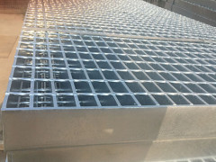 Heavy duty steel grating