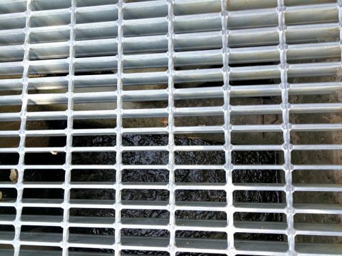 Pressure welded steel grating