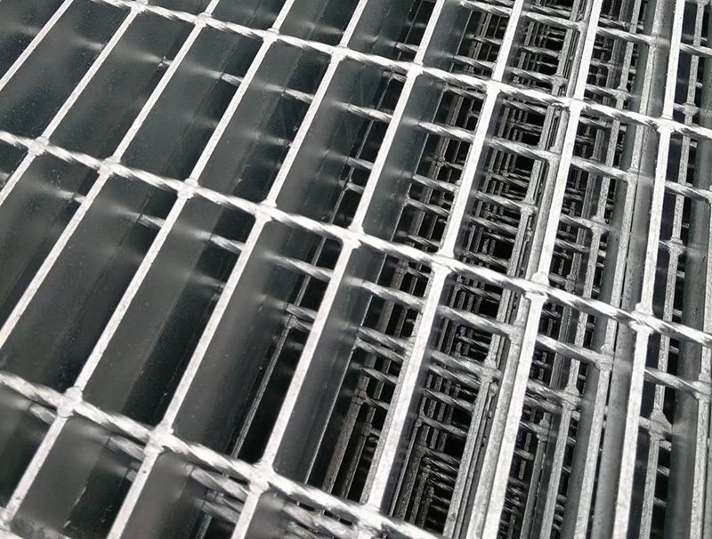 Pressure welded steel grating