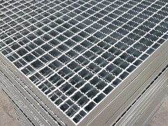 Toothed steel grating