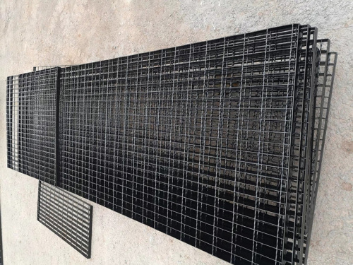 Painted steel grating