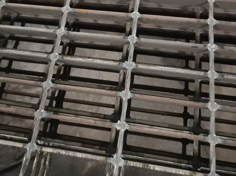 Pressure welded steel grating