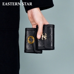 محفظة نسائية جلد بغالق ذهبي بتصاميم مختلفة