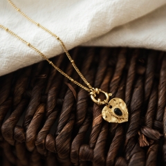 سلسال نسائي تصميم شكل قلب مطلي ذهب مزين بحجر كريم