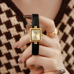 ساعة نسائية تصميم رسمي انيق بحزام جلد شكل مربع