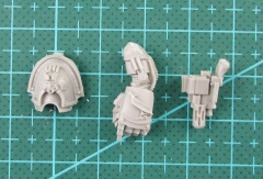 BITS:Imperial Fists Alexis Polux-Power Fist And Shoulder pads