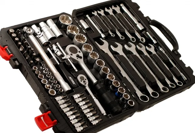 82pc 1/2" & 1/4" Dr. Socket, Bits & Spanner Kit Ratchet Handle Joint Taiwan Made