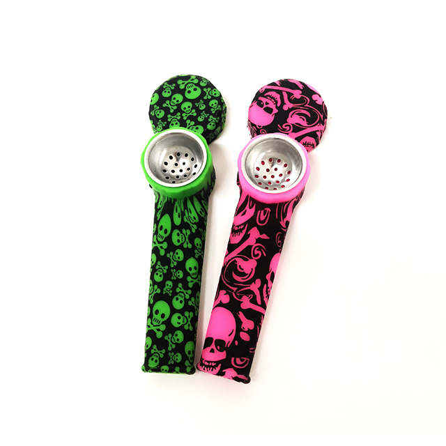 Picture of skull pattern printed on the silicone spoon pipes
