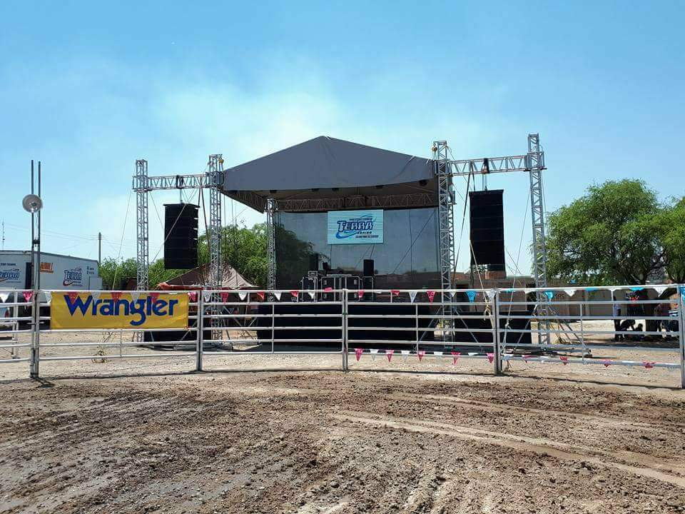 Amplificadores Sinbosen FP10000Q e FP14000 no Rock Festival em San Luis Potosí, México