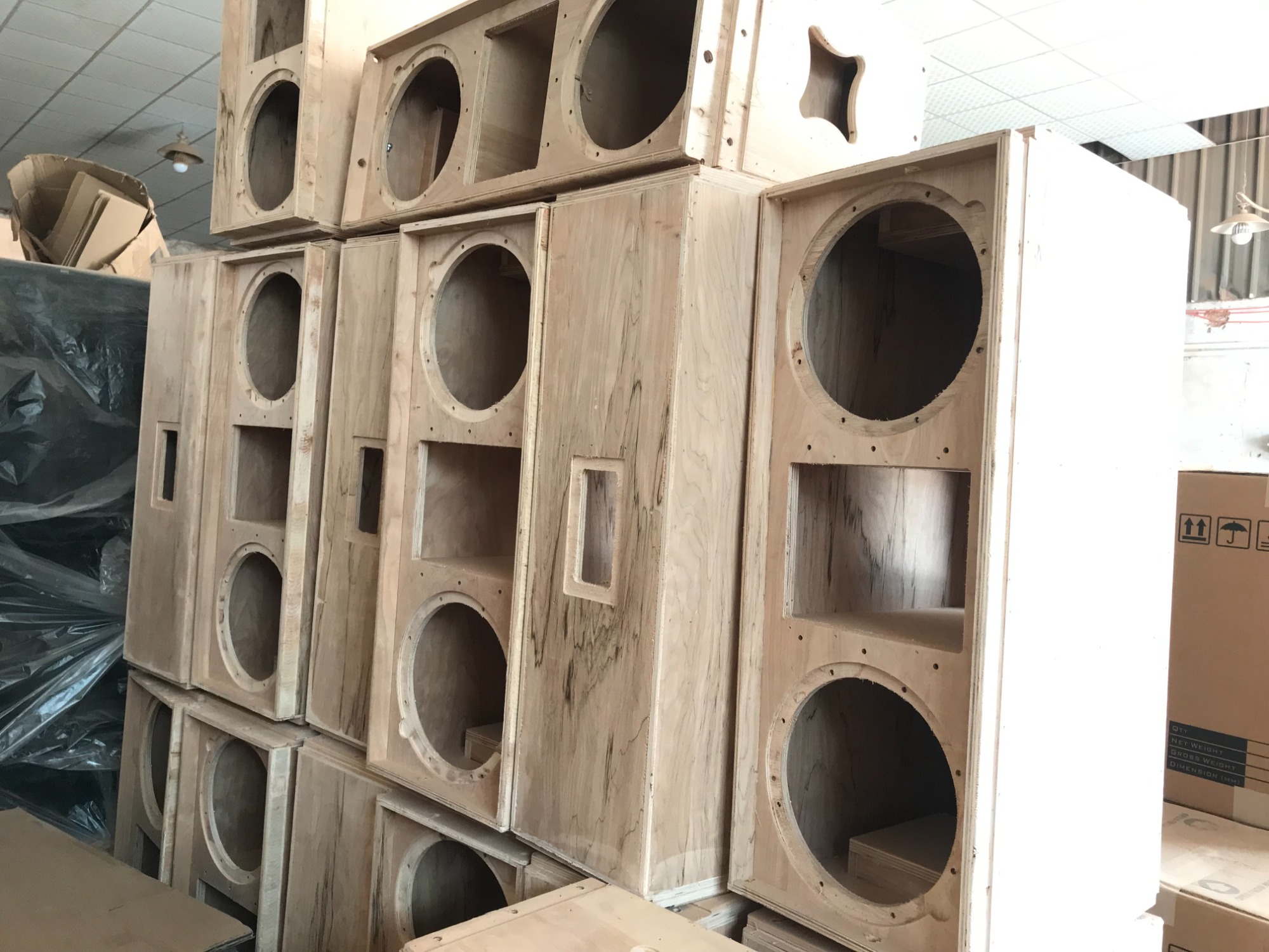 Site inspection! Sinbsoen's line array speaker production.