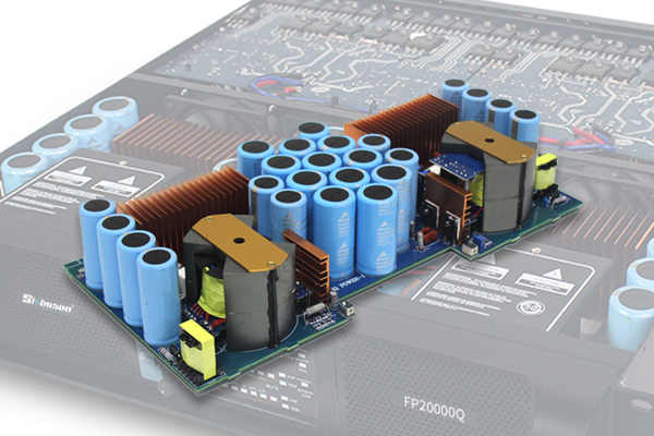 ¿Cuáles son los componentes de filtrado en el amplificador?